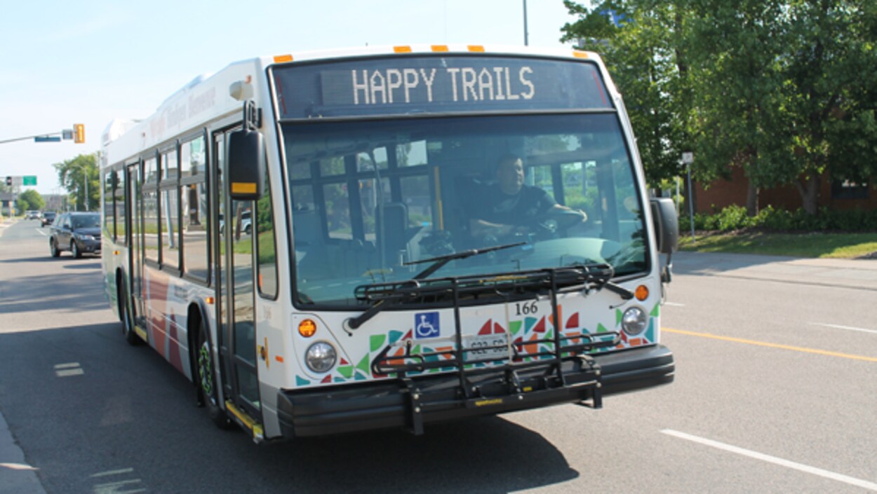 Un autobus sur un boulevard.