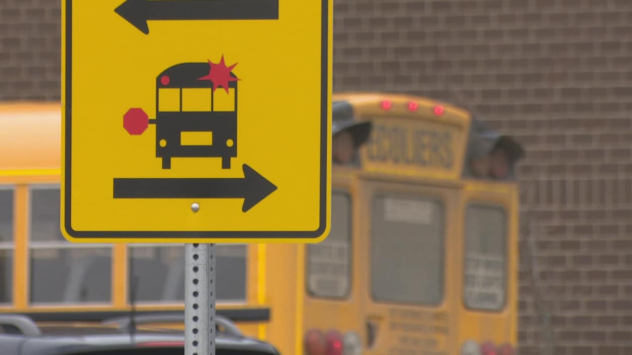 Un panneau indiquant la présence d'autobus scolaires.