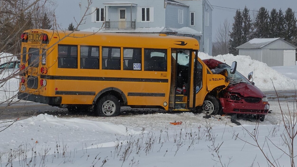 Un Autobus D'écoliers Est Impliqué Dans Un Accident De La Route En ...