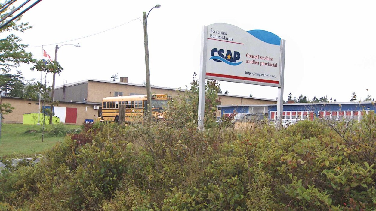 Un autobus scolaire devant l'École des Beaux-Marais.