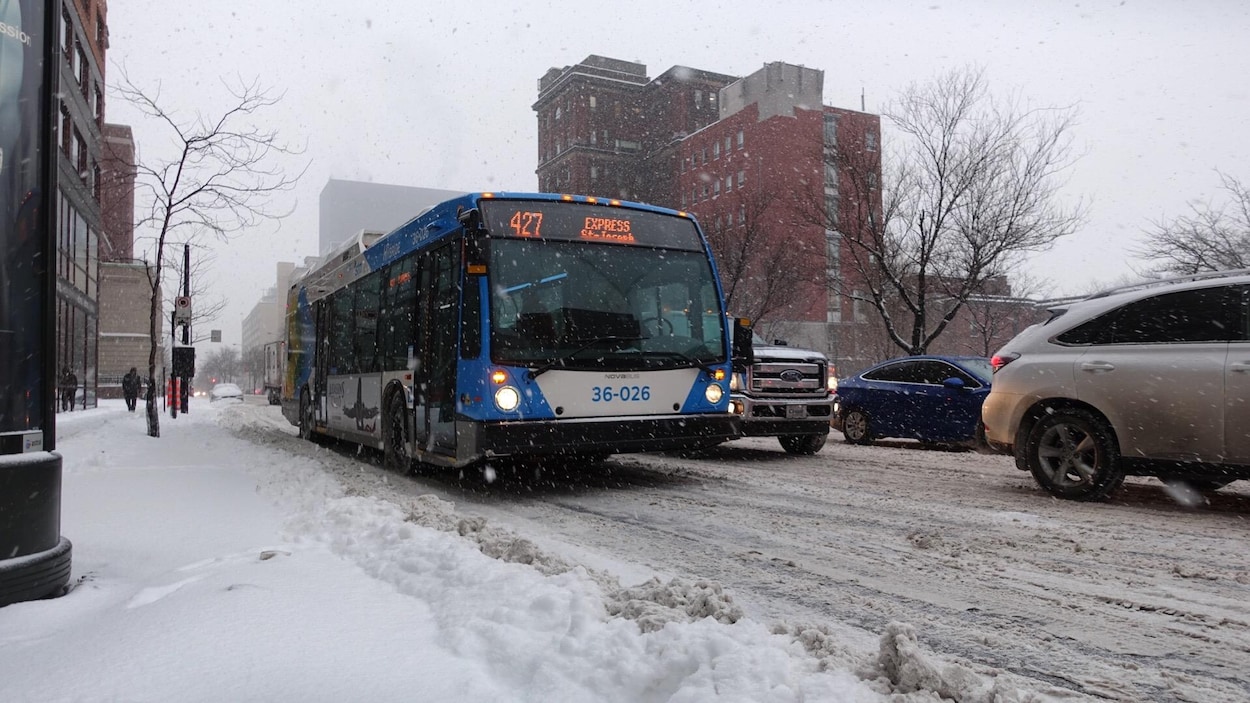 Un autobus de la STM dans la neige Un autobus de la STM dans la neige