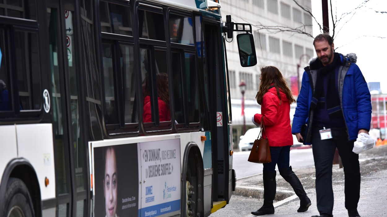 Des usagers montent dans un bus Des usagers montent dans un bus
