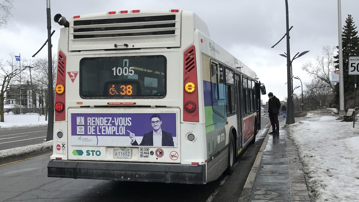 L'autobus est arrêté en bord de route à Gatineau.