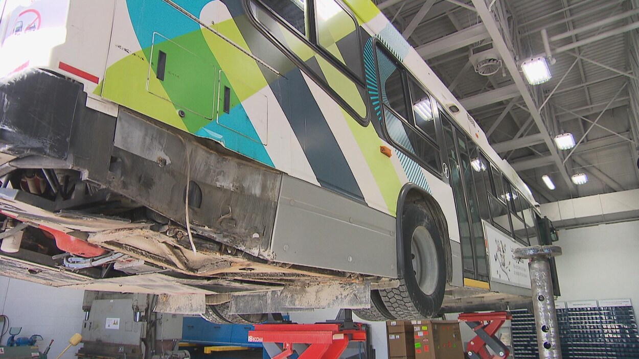 un autobus de la STS en cours de réparation