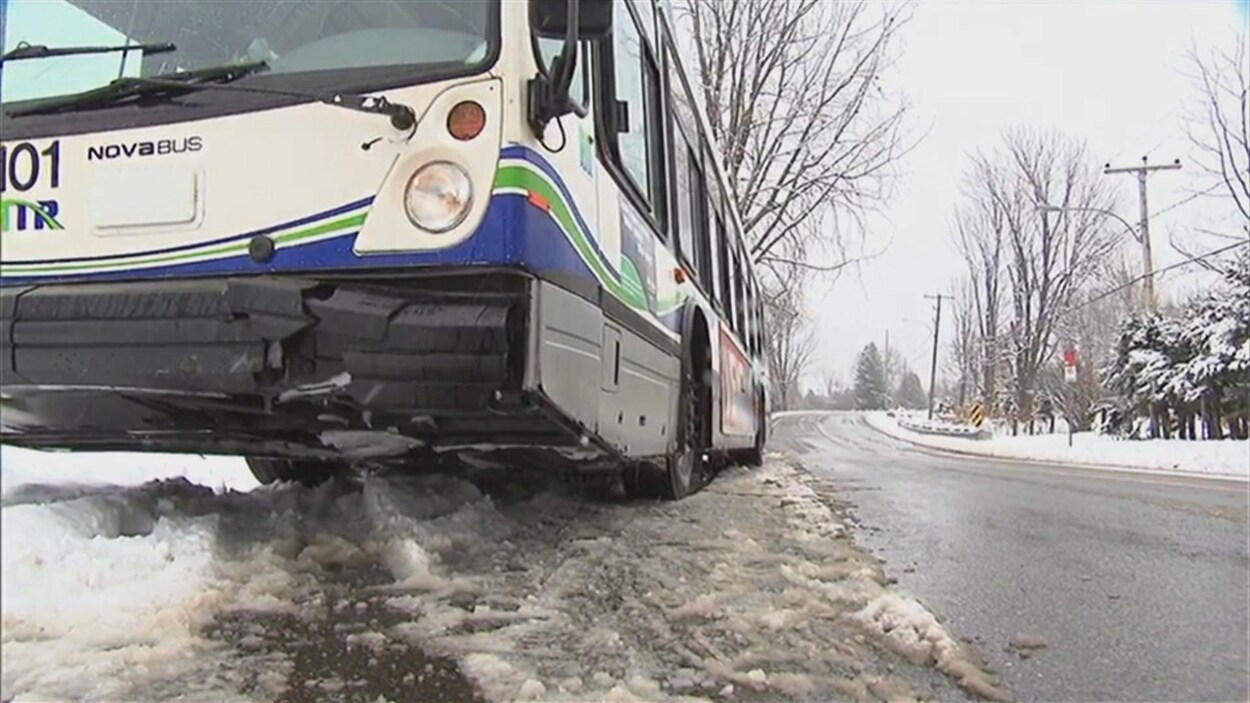 Le pare-choc d'un autobus de la STTR abîmé par une sortie de route