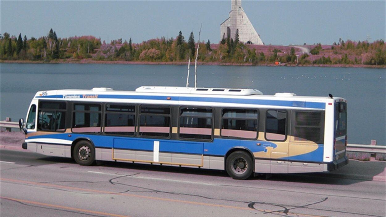 Un autobus qui circule devant un lac