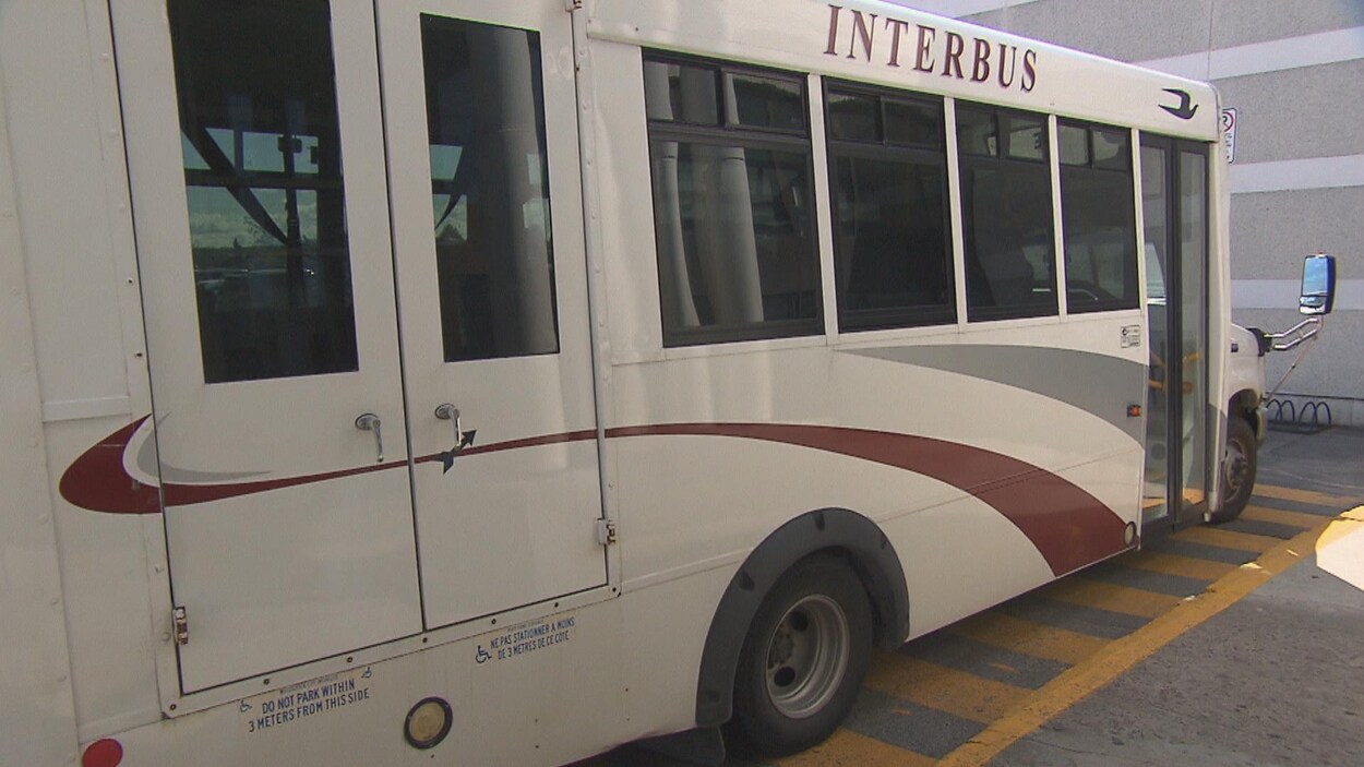 Un minibus adapté est garé dans un stationnement.