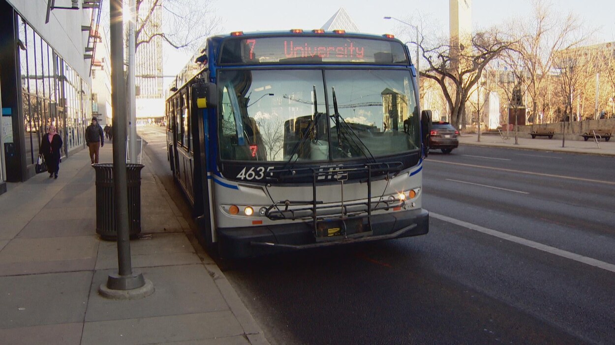 Un autobus des services de transport en commun d'Edmonton à un arrêt. Il en coûte 3,25$ pour prendre l'autobus à Edmonton.
