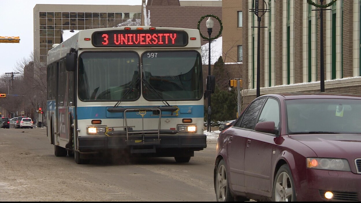 Un autobus de la Ville de Regina qui se rend à l'Université. Un autobus de la Ville de Regina qui se rend à l'Université.