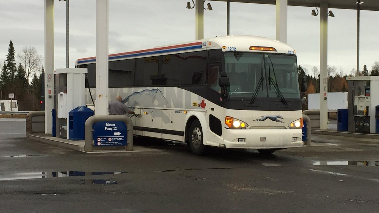Un autocar dans une station-service.