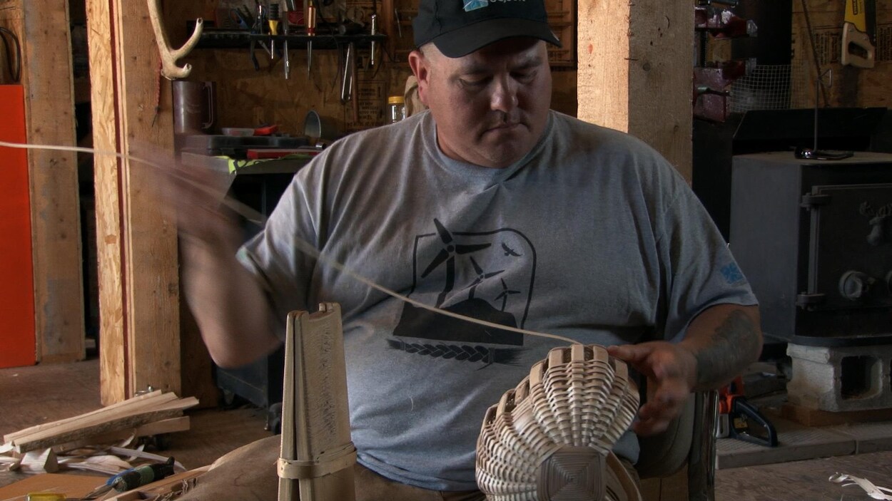 Le Micmac de Gesgapegiag au Québec, Stephen Jerome, est le dernier à savoir faire des paniers traditionnels en frêne noir, comme le faisaient son père, son grand-père, ses ancêtres. Le Micmac de Gesgapegiag au Québec, Stephen Jerome, est le dernier à savoir faire des paniers traditionnels en frêne noir, comme le faisaient son père, son grand-père, ses ancêtres.
