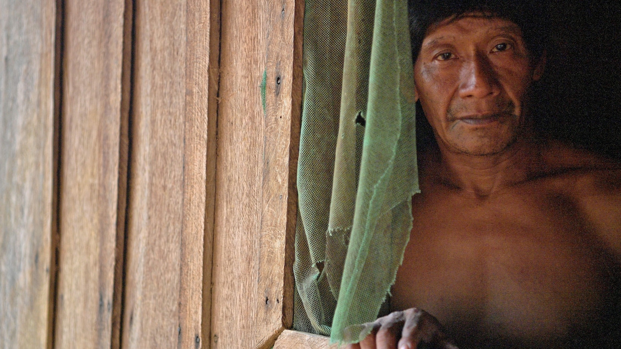 Un membre des Uru-eu-wau-wau, une nation autochtone de l'Amazonie qui lutte contre les pilleurs de terres, pose pour la caméra.