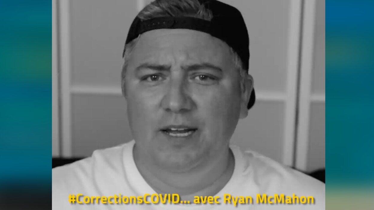 Photo d'un homme en noir et blanc portant une casquette. Dans le bas on peut lire Corrections COVID avec Ryan McMahon.