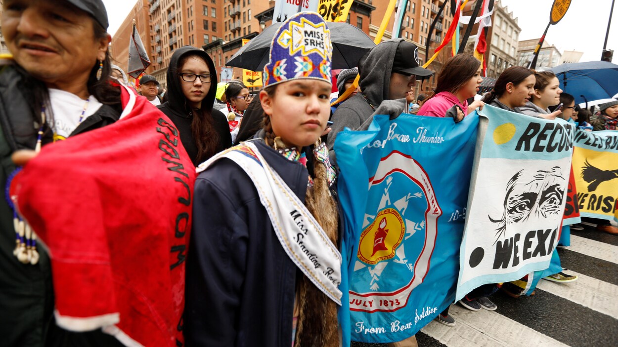Des membres de la nation Sioux de Standing Rock et des dirigeants autochtones participent à une marche de protestation lors d’une manifestation contre les gazoducs Dakota Access et Keystone XL à Washington, le 10 mars 2017. Des membres de la nation Sioux de Standing Rock et des dirigeants autochtones participent à une marche de protestation lors d’une manifestation contre les gazoducs Dakota Access et Keystone XL à Washington, le 10 mars 2017.