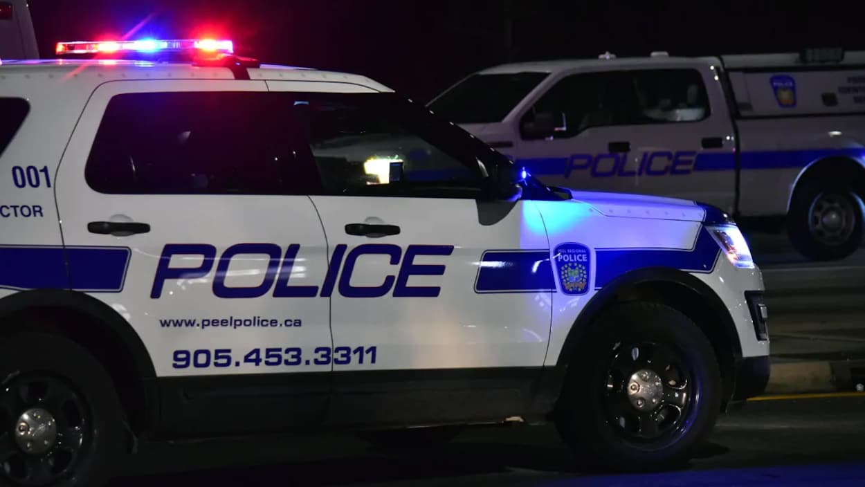 Une autopatrouille et une camionnette de la Police régionale de Peel.