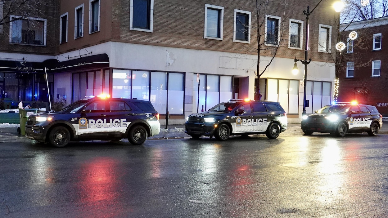 Un homme blessé retrouvé dans un état critique sur la rue Sainte-Catherine Est