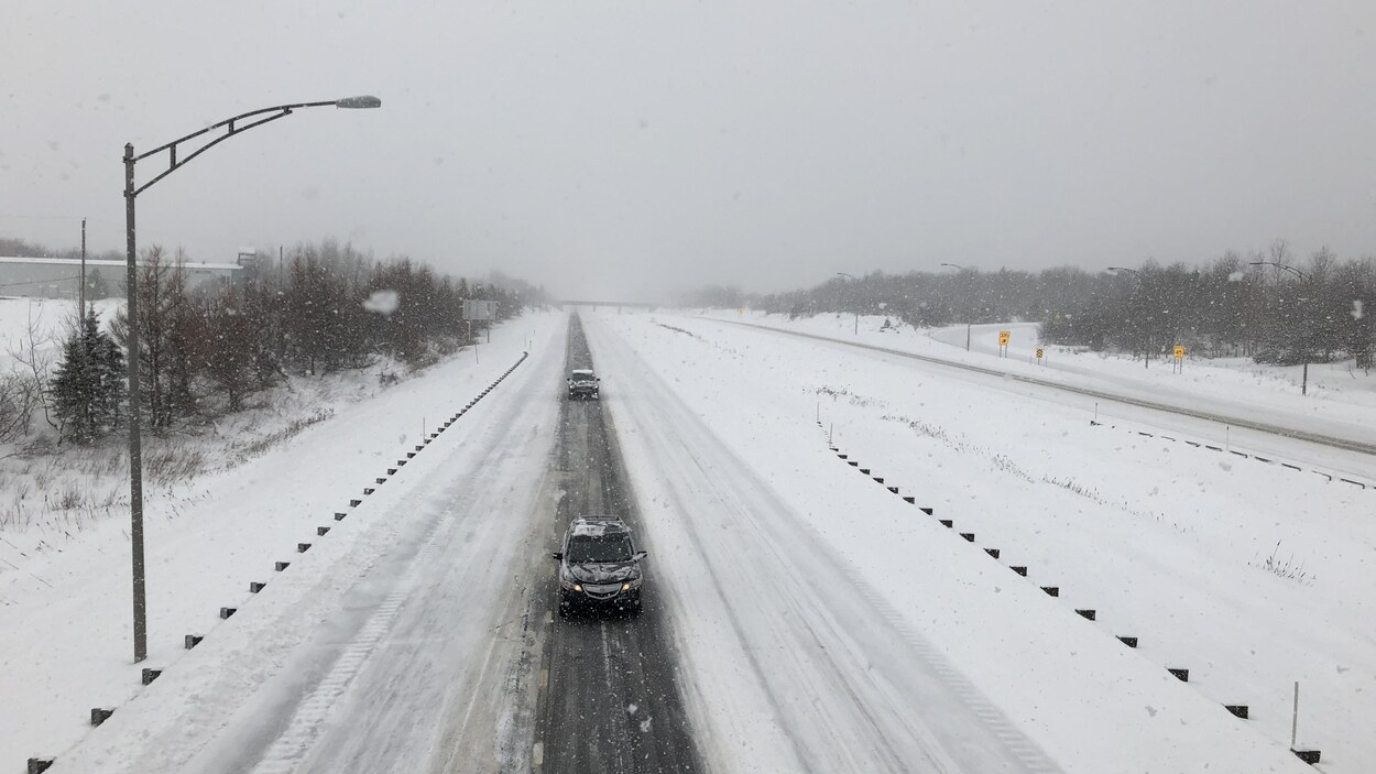 Des automobilistes circulent sur l'A20 Des automobilistes circulent sur l'A20