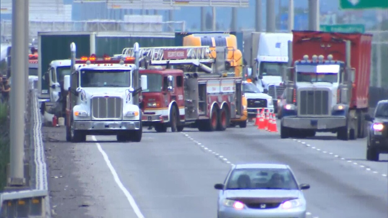 Un accident sur l'autoroute 25 cause un bouchon de circulation. Un accident sur l'autoroute 25 cause un bouchon de circulation.