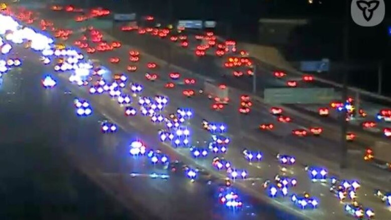 capture d'écran d'une autoroute congestionnée dans la nuit.