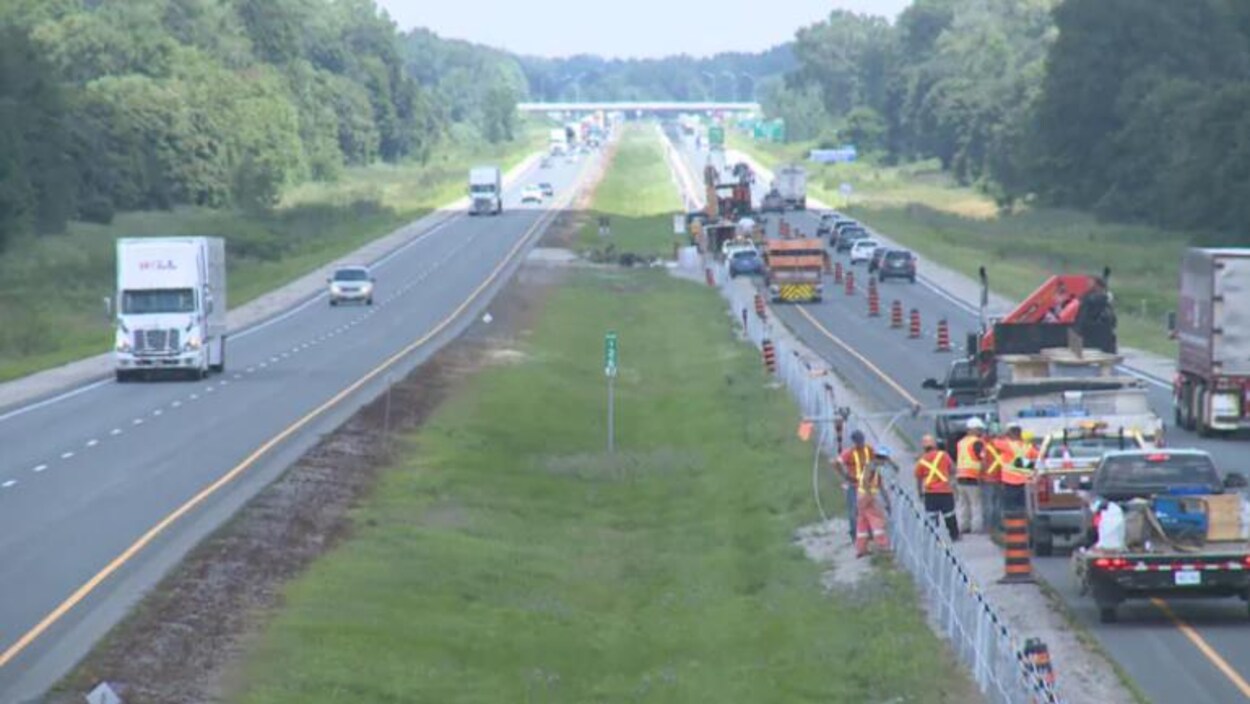 L'autoroute 401 avec des travaux sur deux voies côté droit.