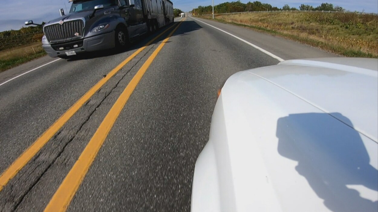Une voiture qui croise un camion