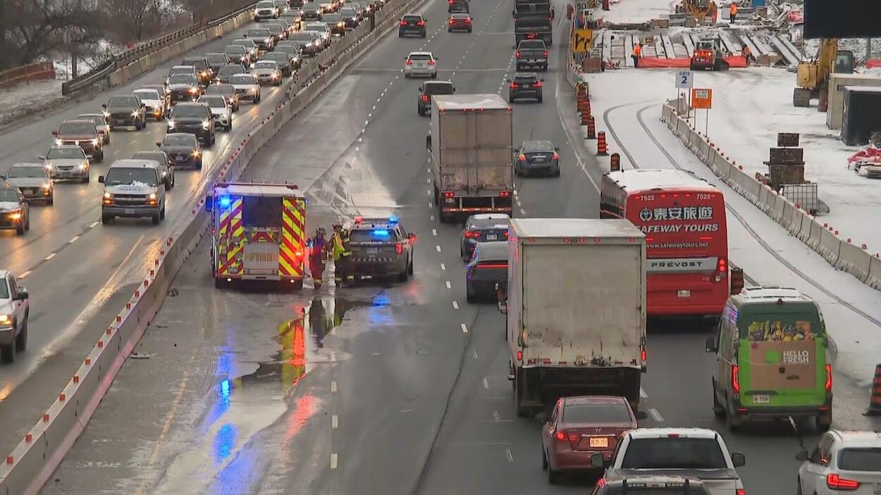 Autoroute Gardiner : le bris d’une conduite d’eau cause des ralentissements