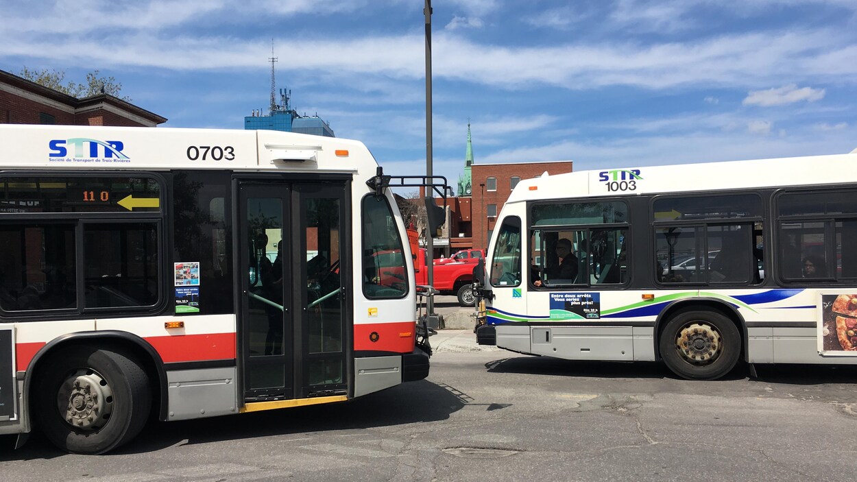 Deux autobus face à face au terminus du centre-ville de Trois-Rivières.