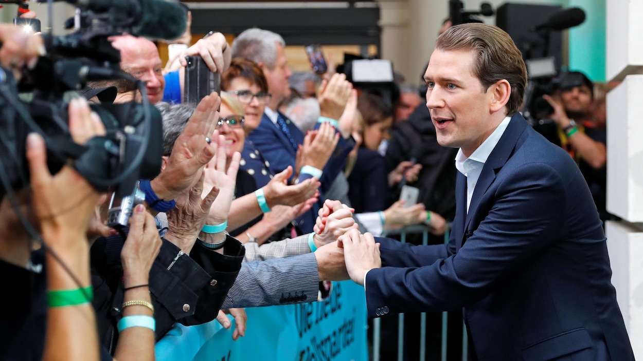 Sebastian Kurz, le chancelier autrichien, en train de serrer des main