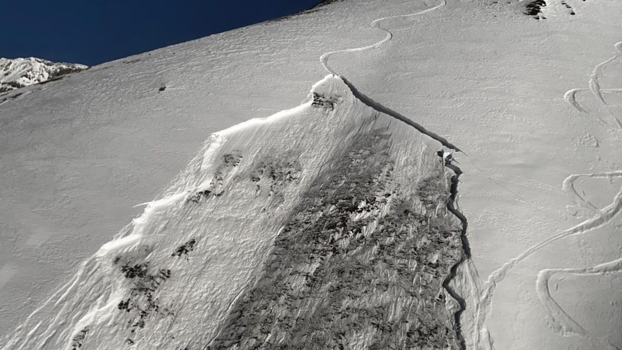 Un skieur échappe à une avalanche près de Lake Louise
