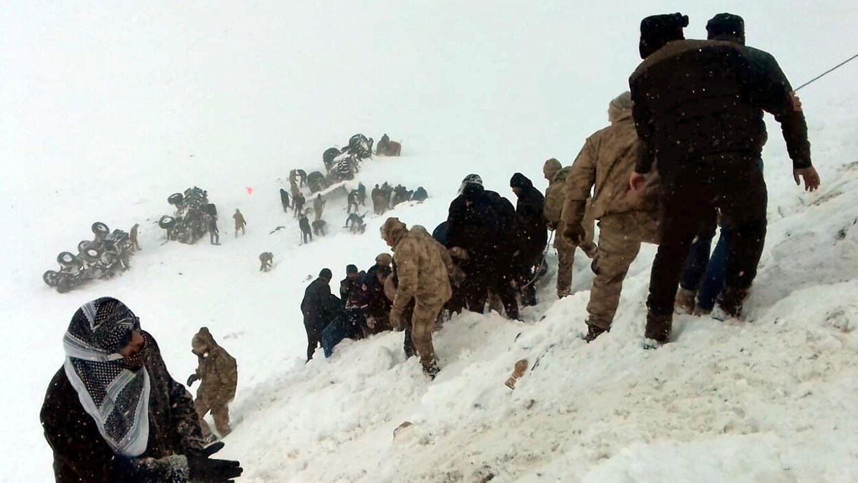 Des soldats turcs ainsi que des habitants tentent de secourir les personnes ensevelies sous la neige.