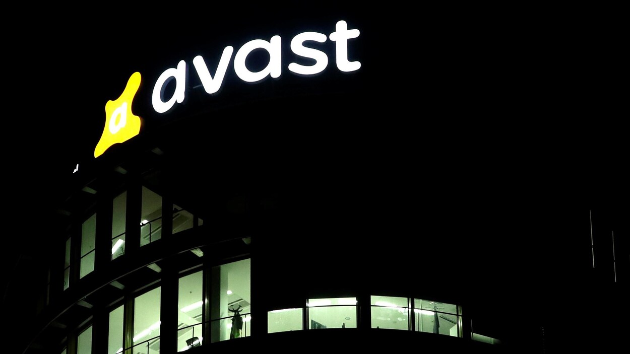 Le logo d'Avast en haut d'un édifice