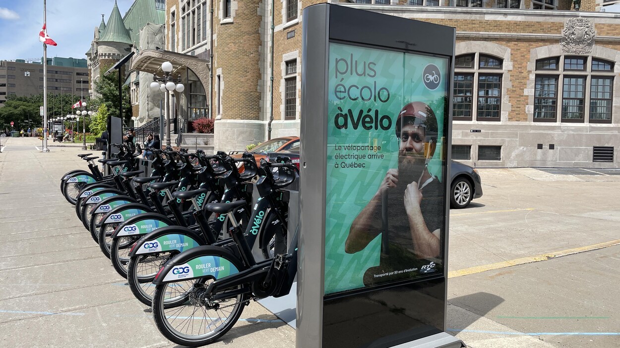 Les vélopartages entièrement électriques stationnés à la station Gare du Palais. 
