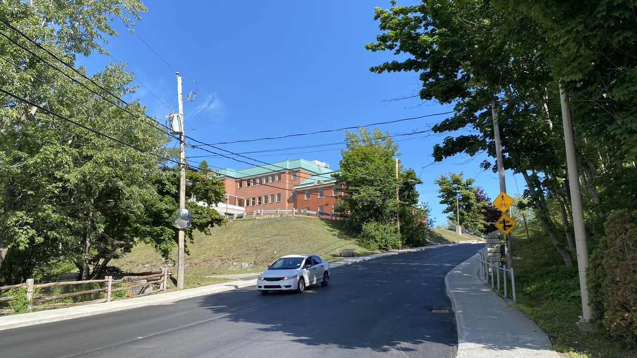 Un véhicule est engagé dans la rue Belzile en pente.