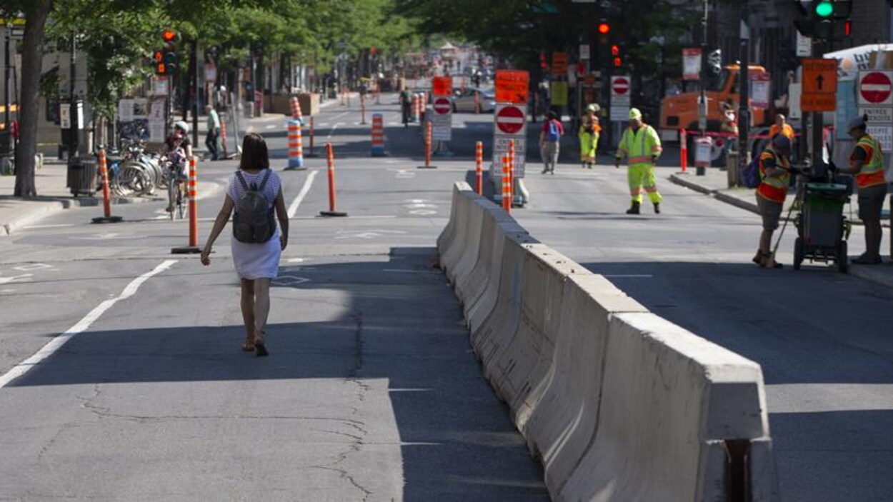 Des blocs de béton et beaucoup de signalisation sur l'avenue du Mont-Royal à Montréal.