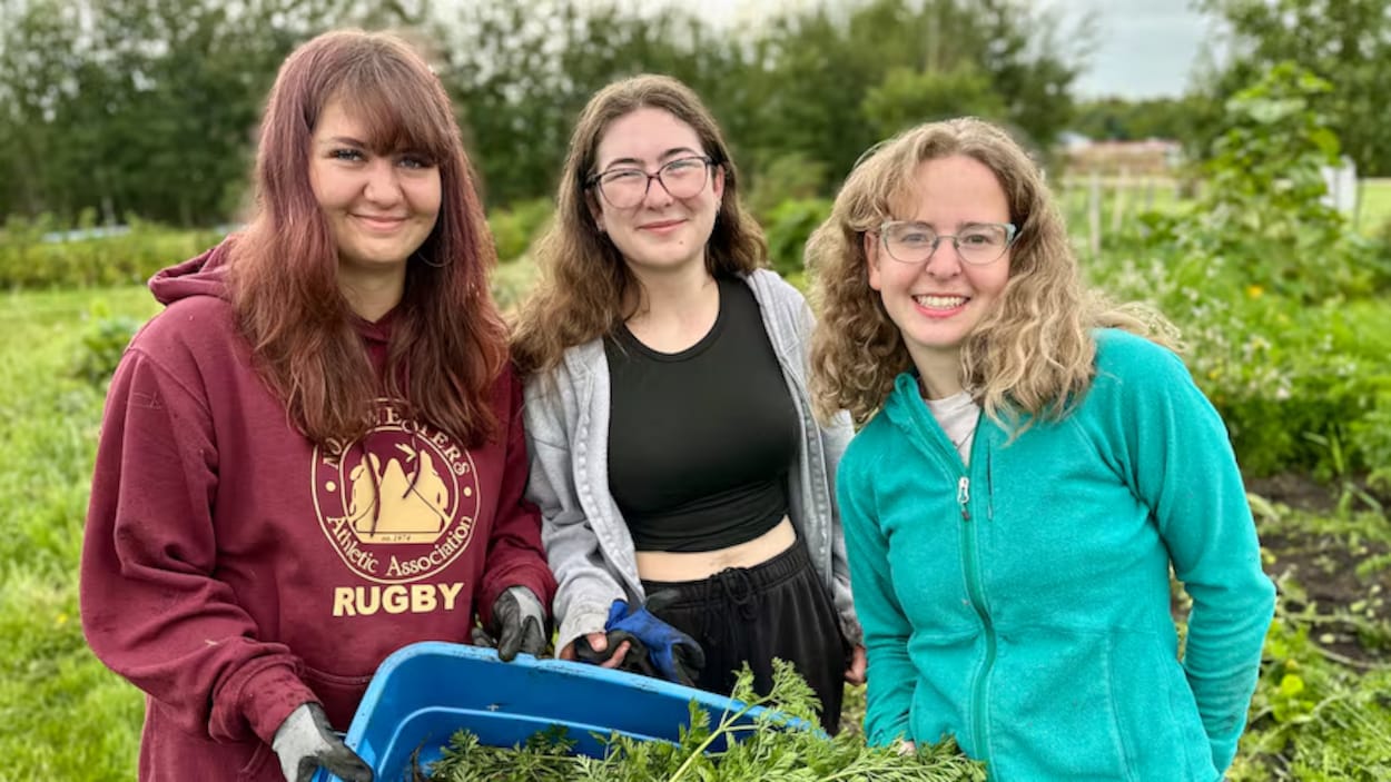 De jeunes Albertains tirent des leçons de vie et d’entrepreneuriat du travail de la terre