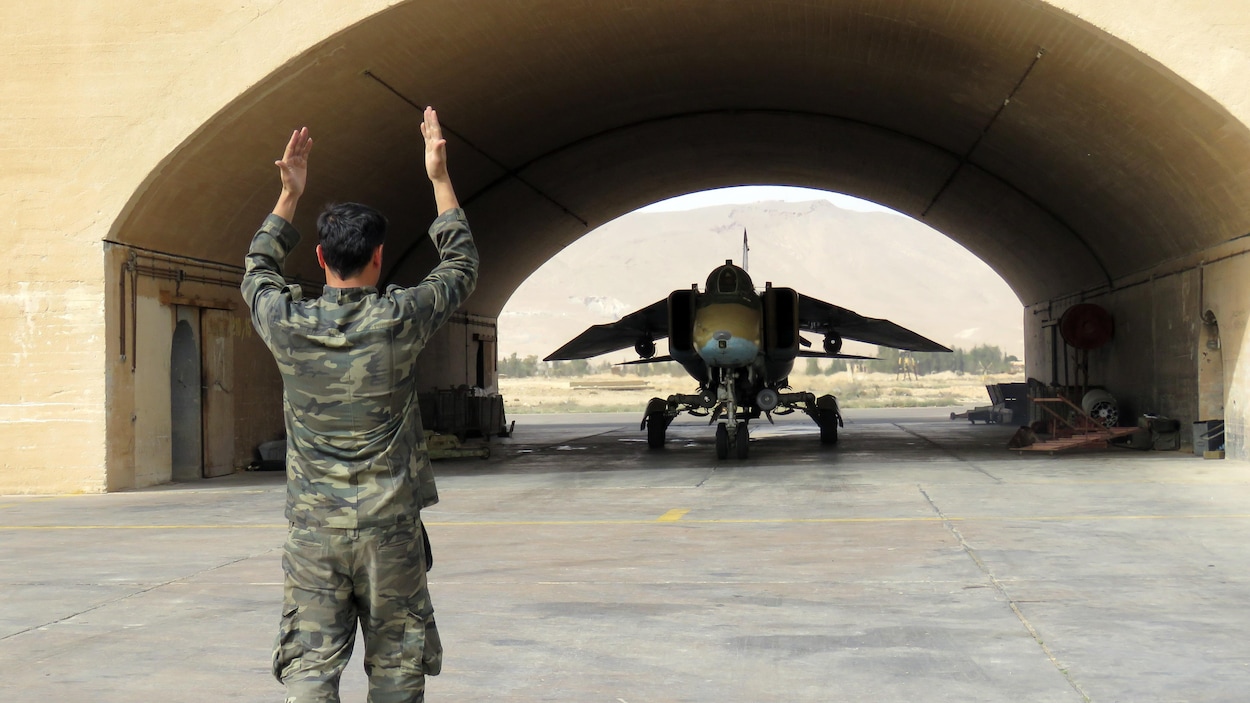 Un jet de l'armée syrienne est guidé à l'extérieur d'un hangar à l'aéroport militaire de Dmeir, à 50 km au nord-est de Damas, le 8 avril 2016.