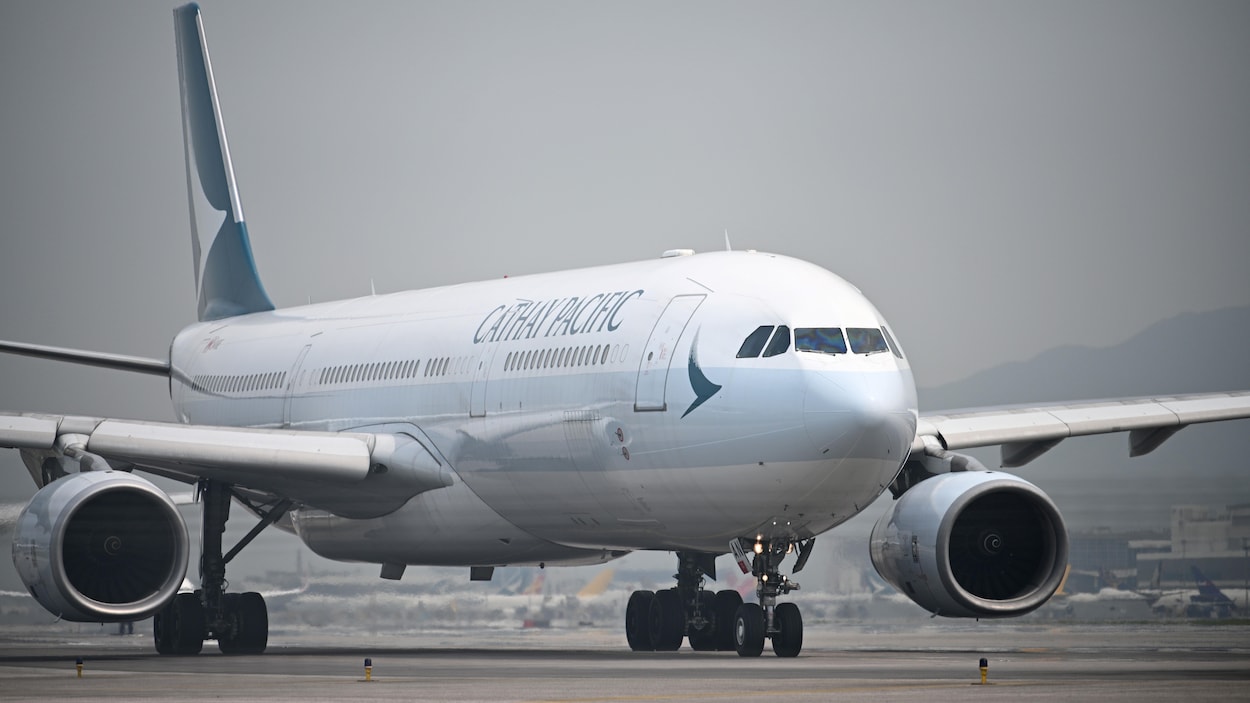 Un avion de Cathay Pacific Airlines sur le tarmac.