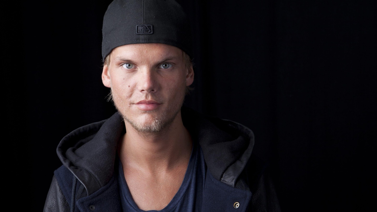 Le DJ d'origine suédoise Avicii prend la pose avec un sourire enigmatique. Le DJ d'origine suédoise Avicii prend la pose avec un sourire enigmatique.