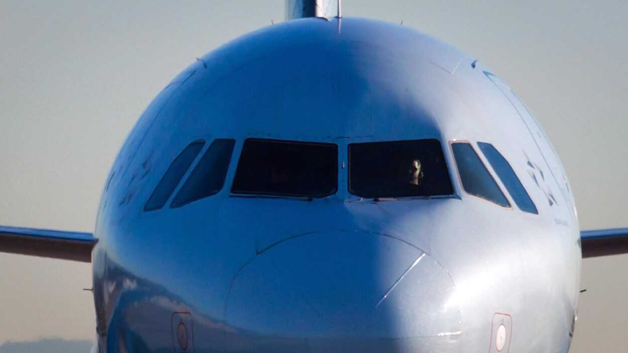 Un pilote à bord d'un Airbus A320-200 d'Air Canada