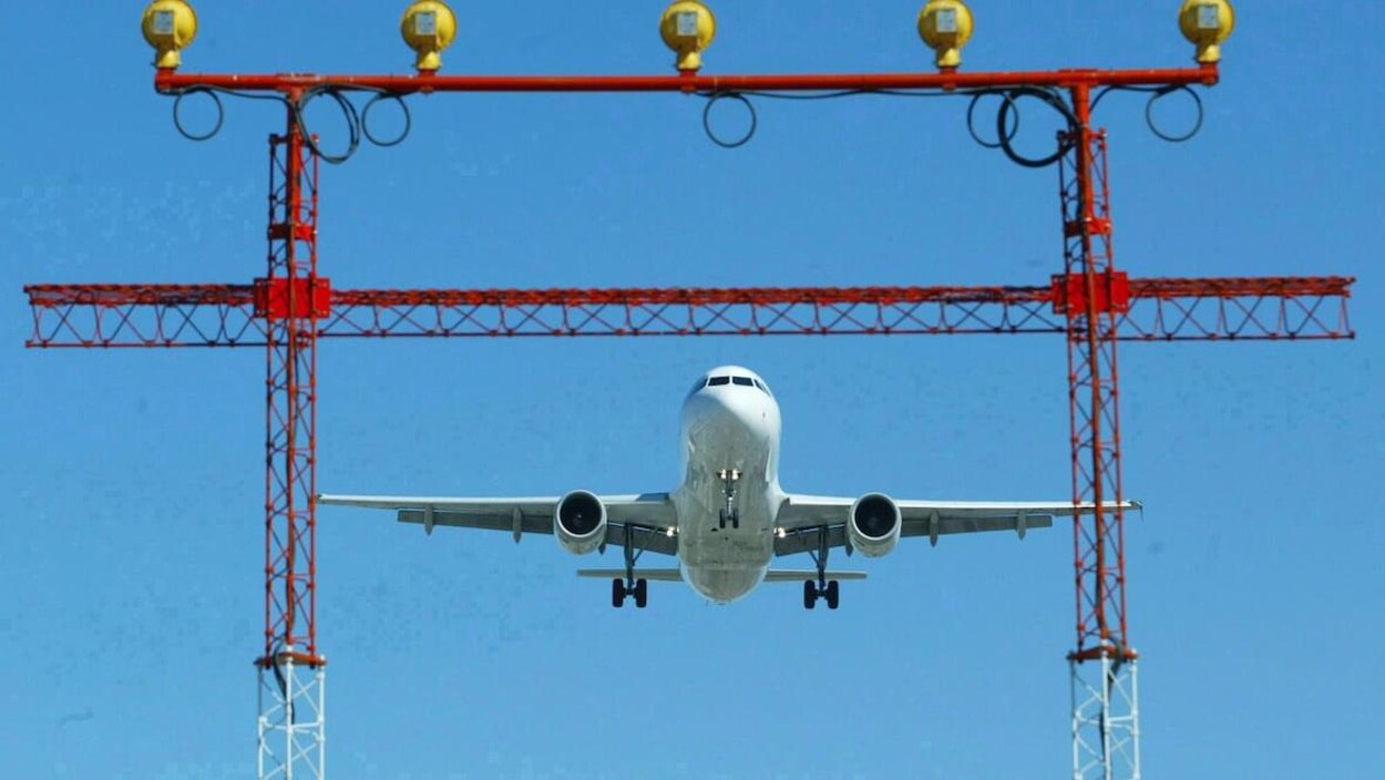 Un avion s'approche, sur le point d'atterrir.