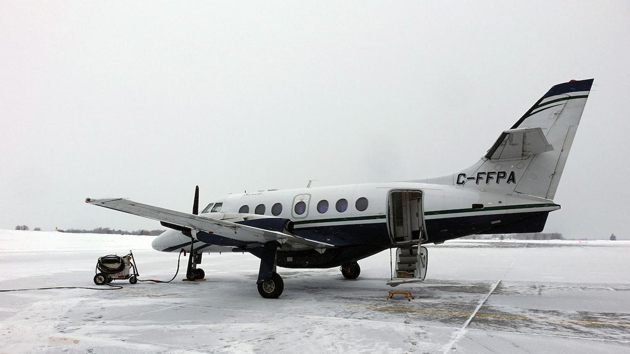 Un petit avion est posé sur la piste d'atterrissage à Wabush.