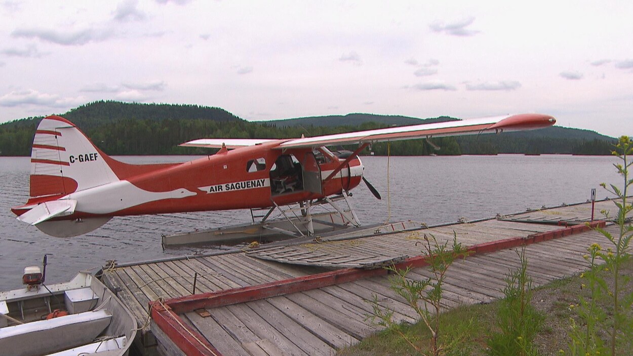 Un hydravion posé sur l'eau.