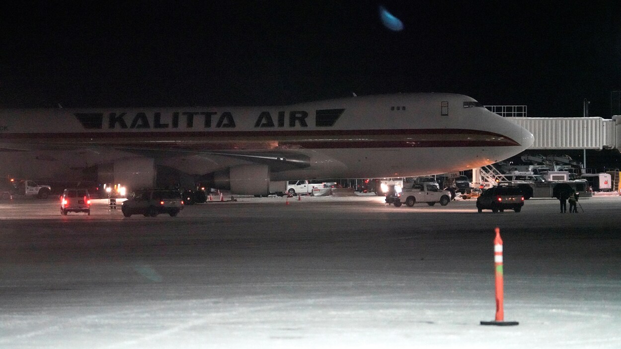 Un avion sur la piste d'un aéroport.