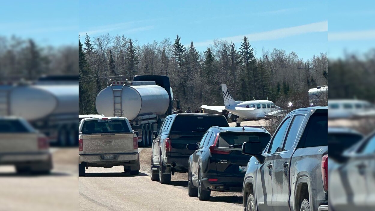 Un avion atterrit sur une route dans l’est du Manitoba