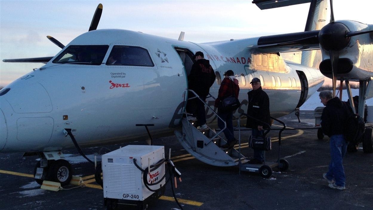 Des travailleurs prennent l'avion à l'aéroport de Bathurst.