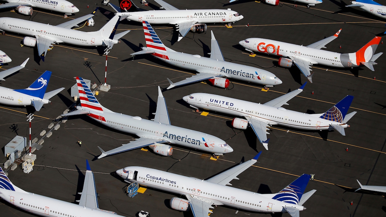 Une dizaine d'appareils Boeing 737 MAX sont posés sur le terrain extérieur d'une usine.