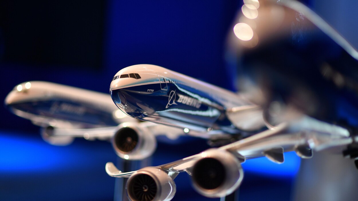 Un petit avion est vu à côté d'autres modèles. Le focus est fait sur un des avions, celui au centre. Les autres sont flous.