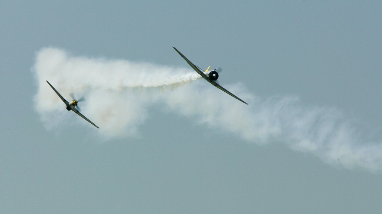 Deux avions volent côte à côte.