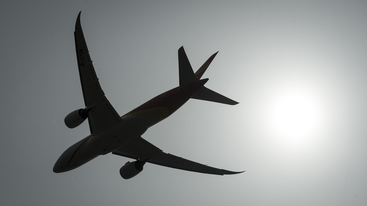 Un avion dans le ciel.