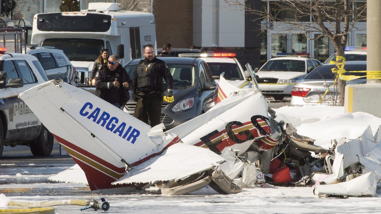 La carcasse du Cessna qui s'est écrasé dans le stationnement des Promenades Saint-Bruno.